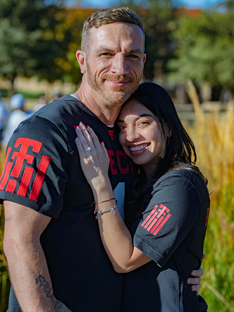 Joselyn y Christopher abrazados